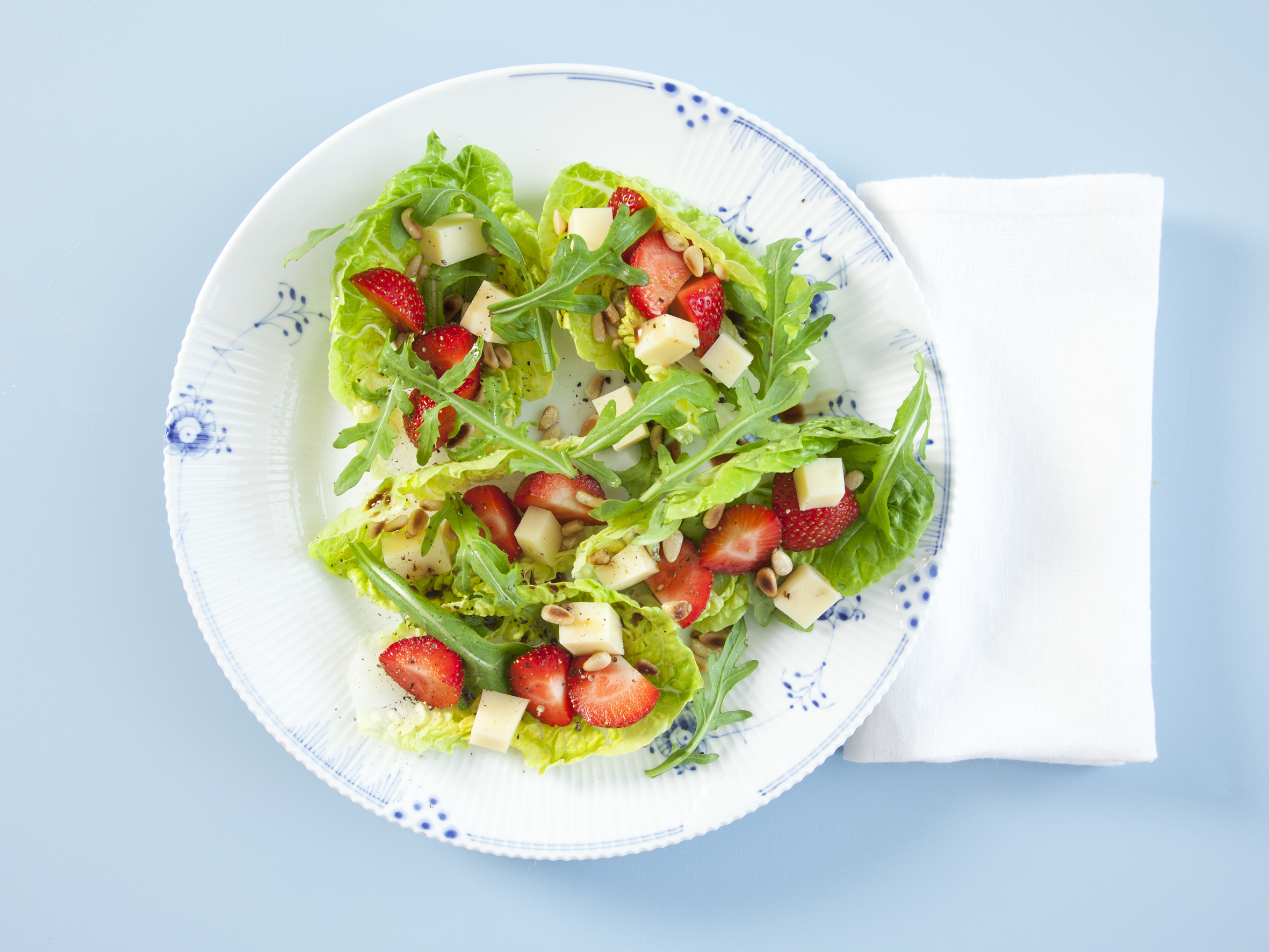 Salat med jordbær, ost og pinjekerner
