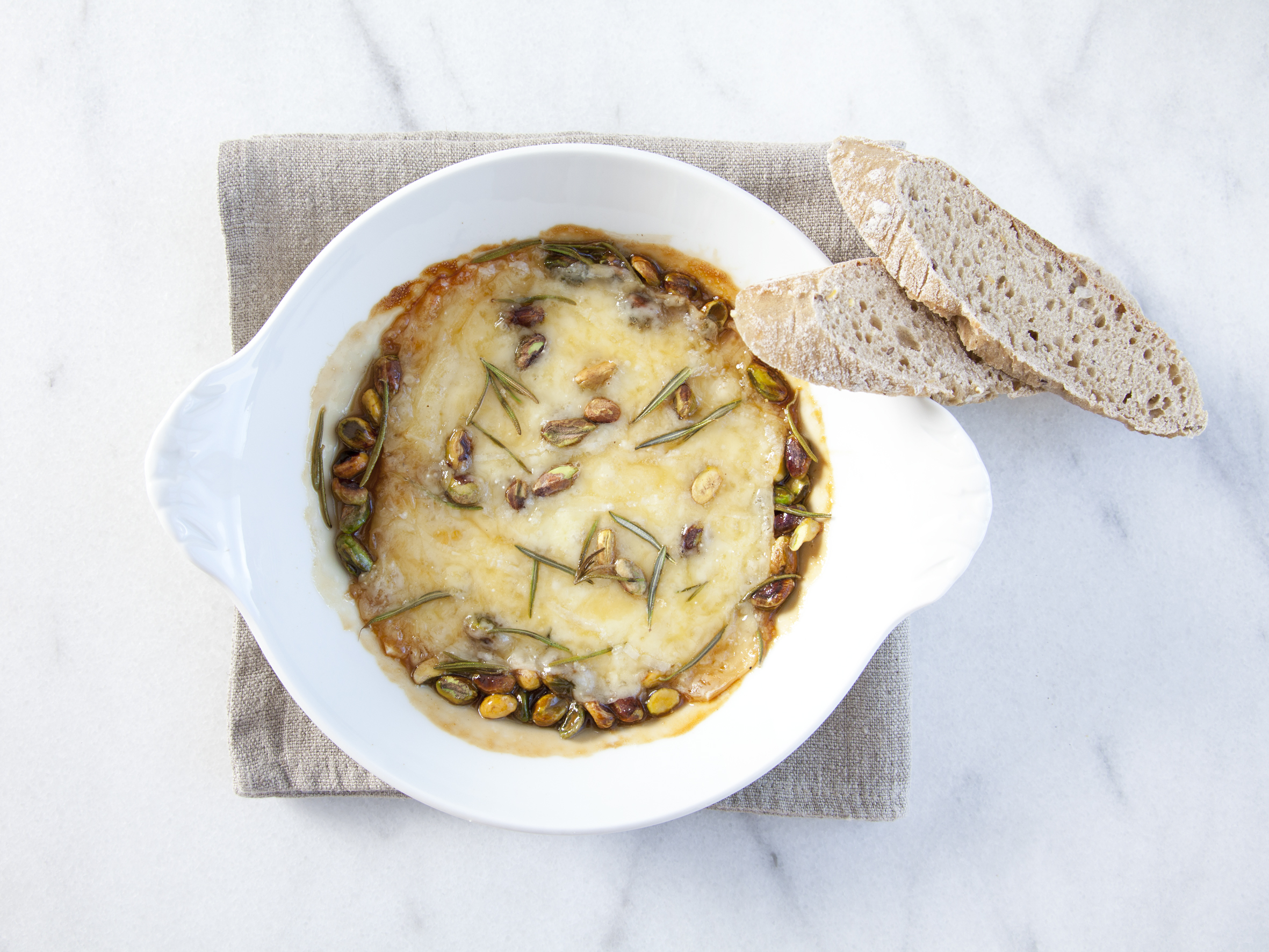 Smeltet ost med rosmarin, ahornsirup og pistacienødder