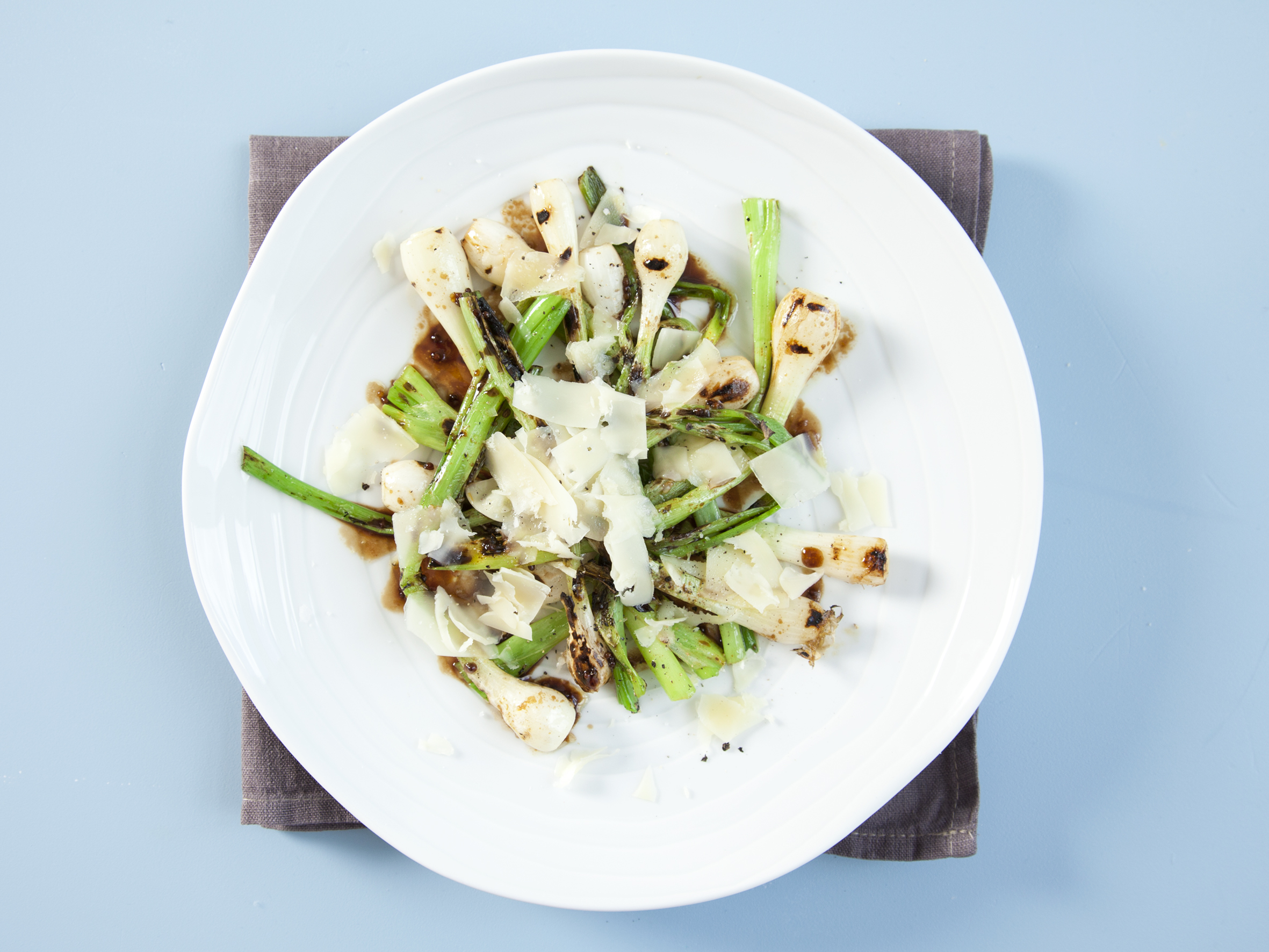 Brændte løg med høvlet ost