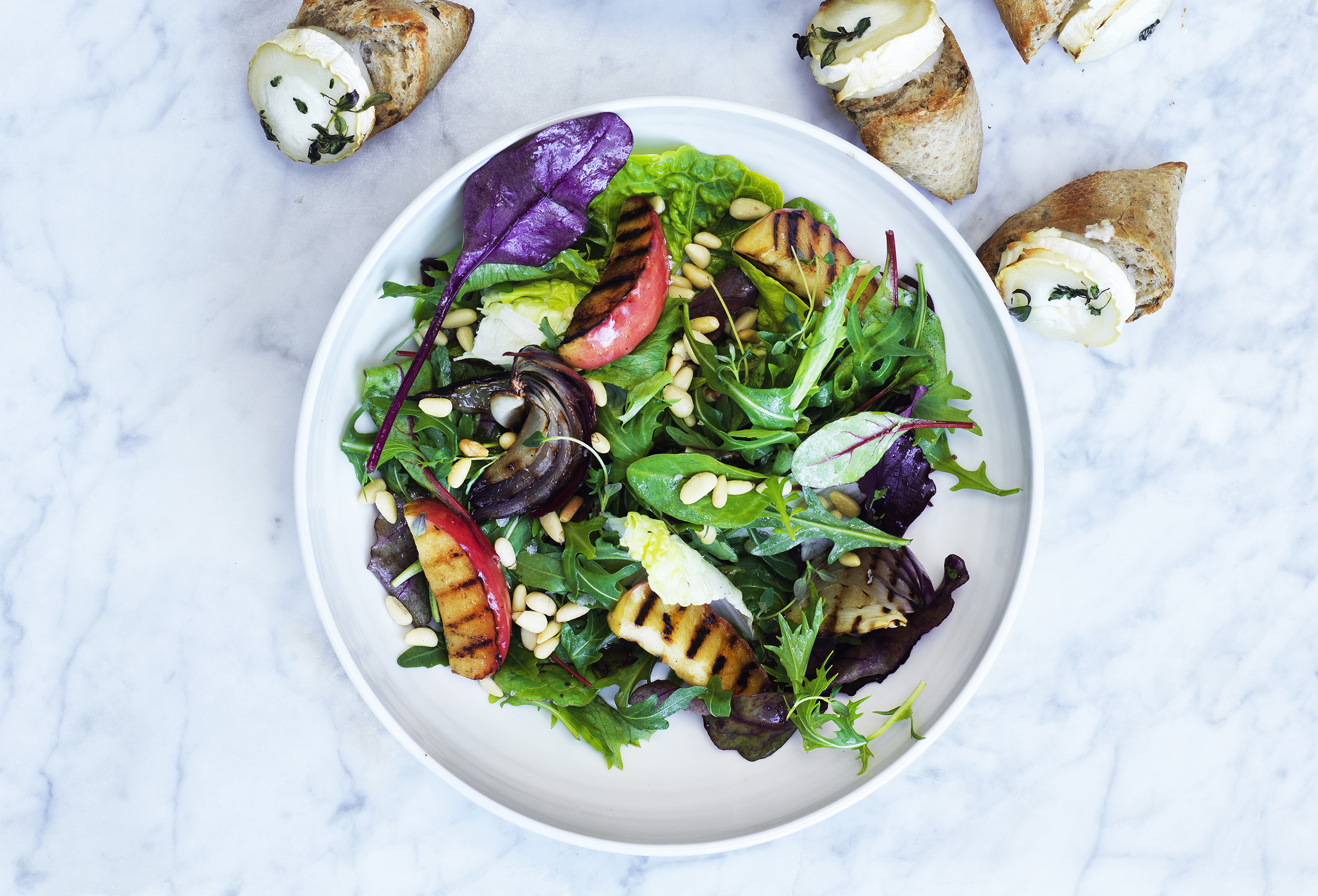 Salat med grillet æble og gedeostebrød