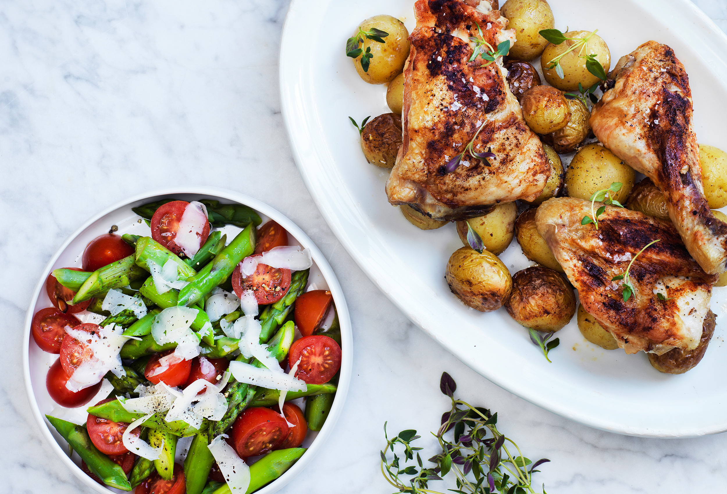 Ovnstegt kylling med kartofler og aspargessalat