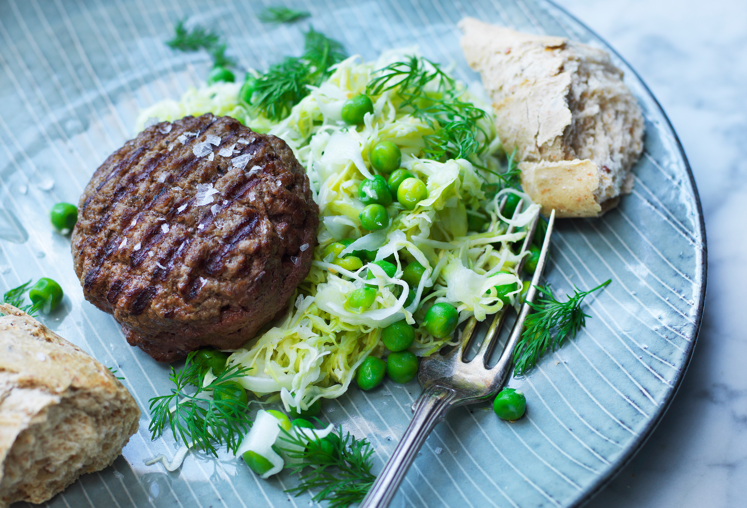 Hakkebøf og spidskålssalat med flødedressing