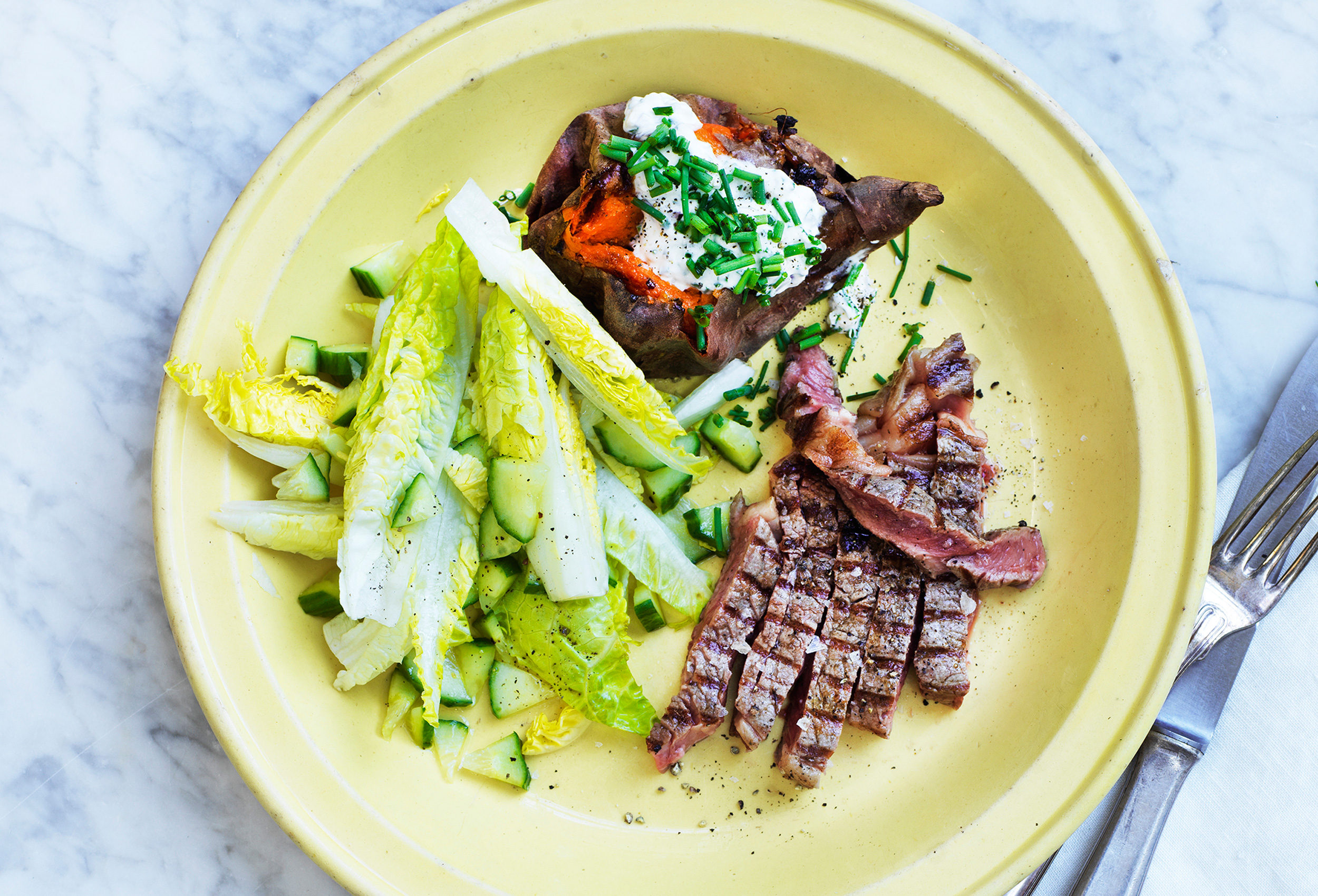 Oksebøf med bagte søde kartofler og sauce verte