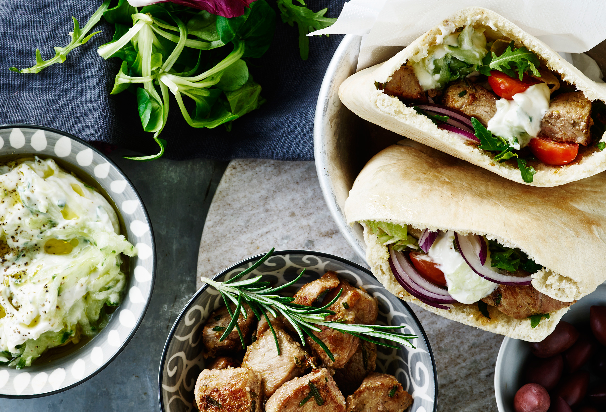 Græske pitabrød med krydret svinekød