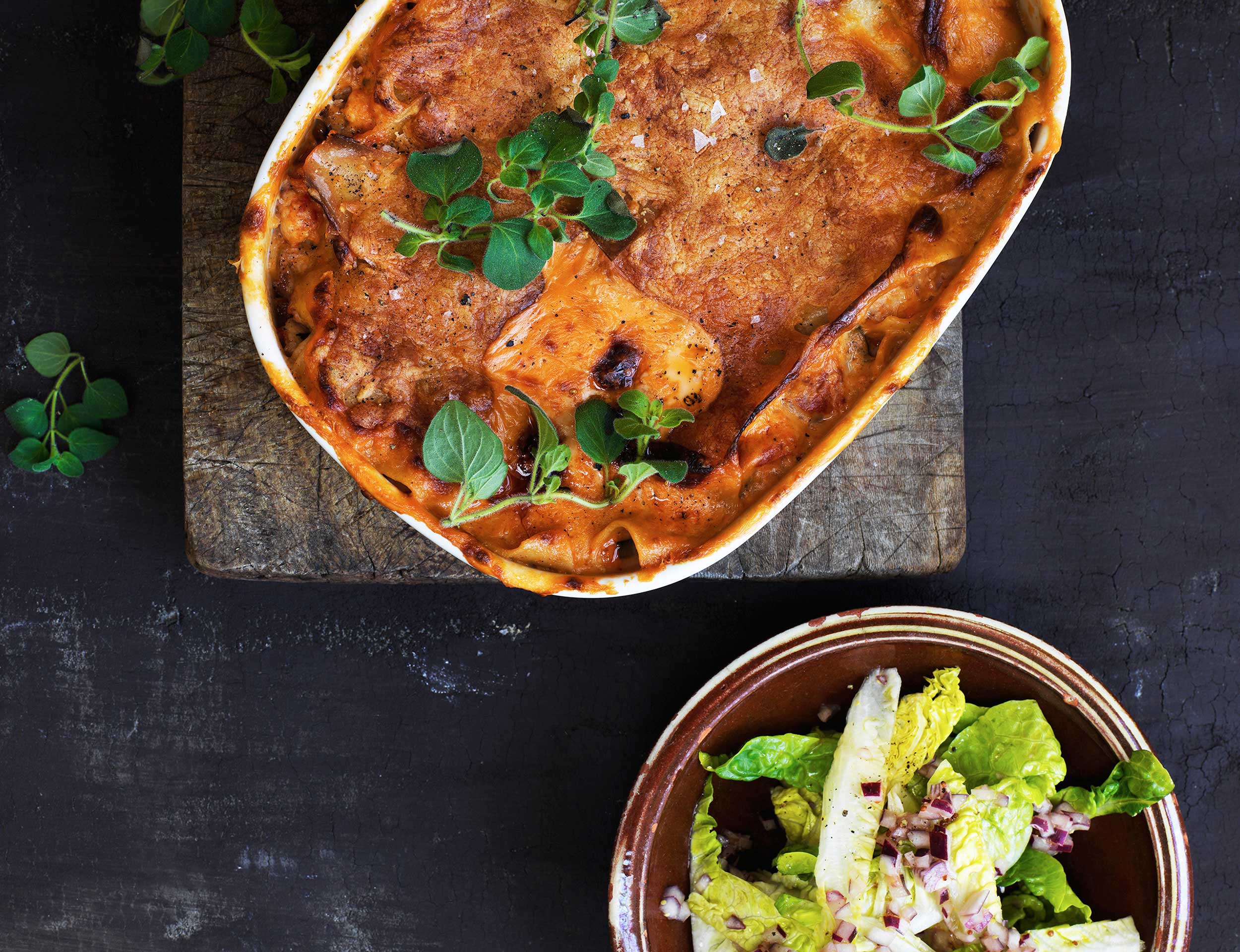 Kyllingelasagne med grøn salat