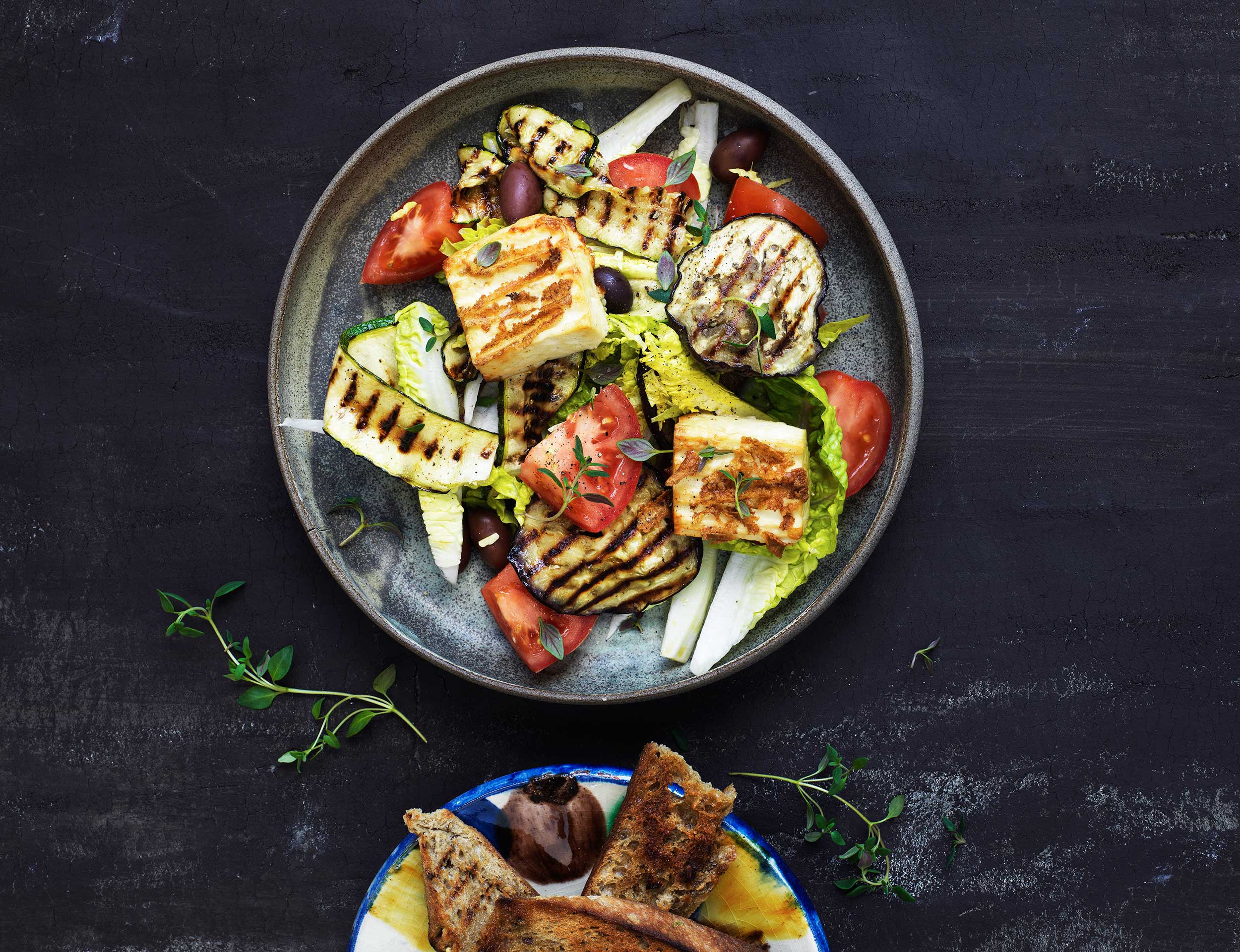 Salat med grillet ost, aubergine og sprøde brød