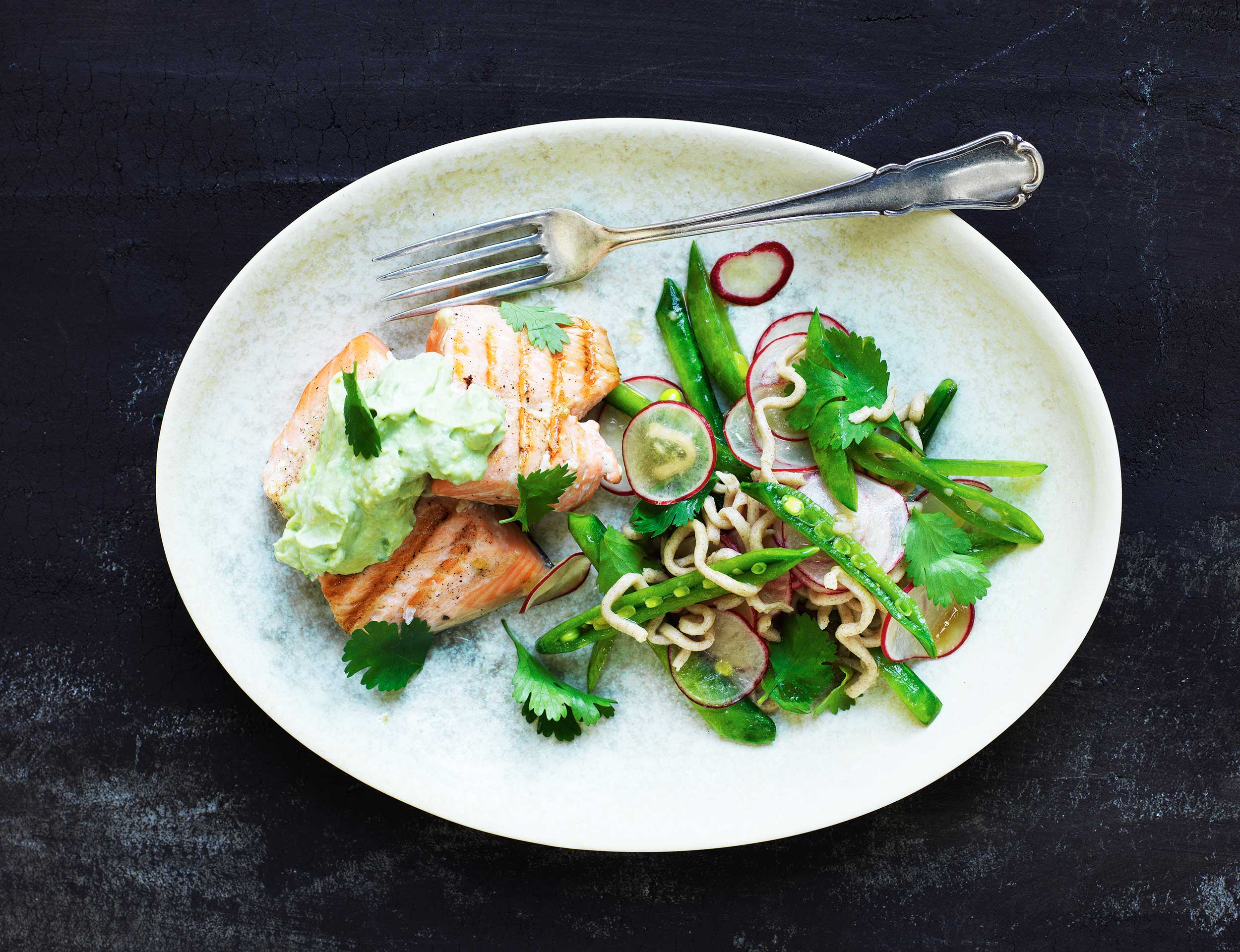 Stegt laks med nudelsalat og avocado-wasabi-dip