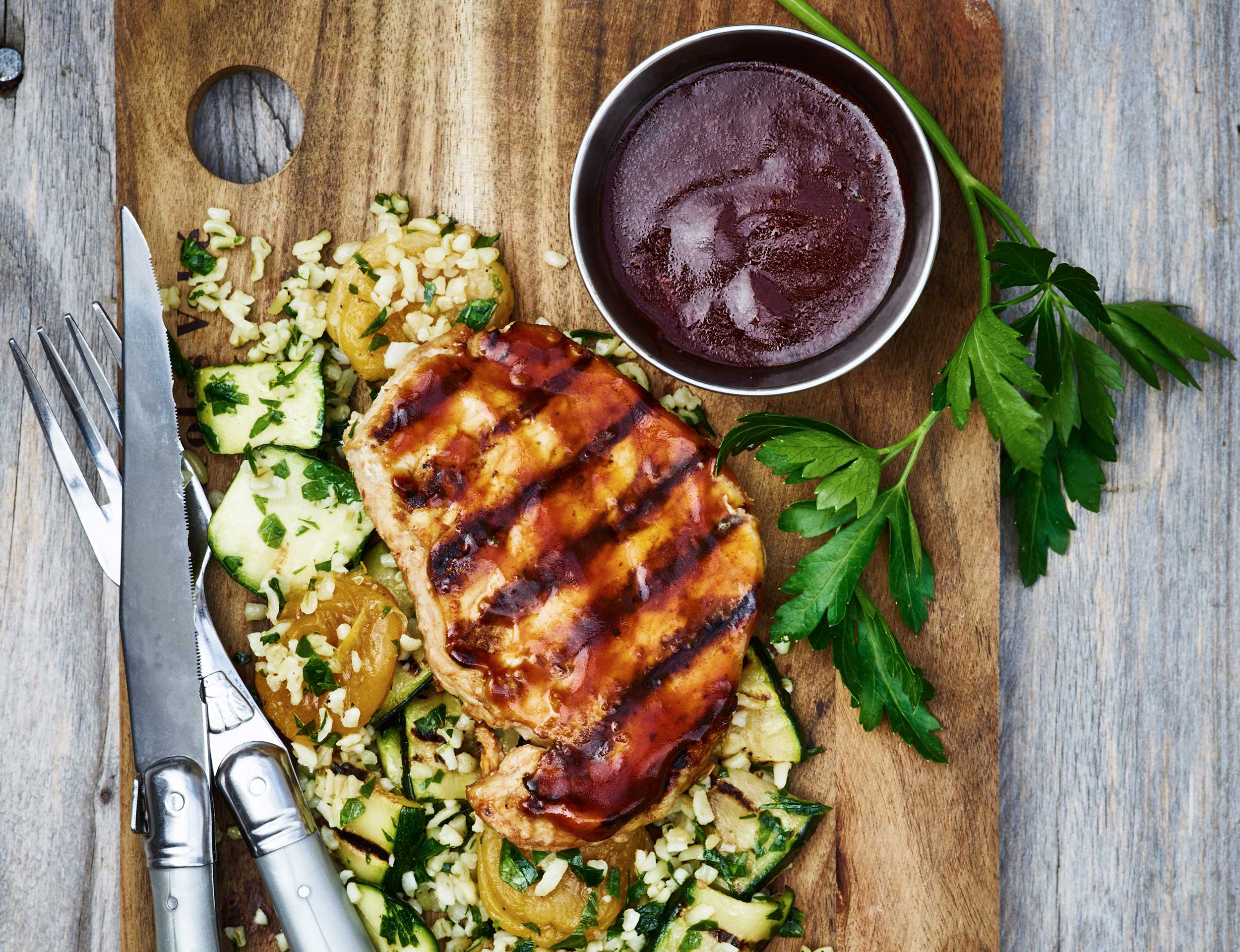Grillet kotelet med bulgursalat og barbecuesauce