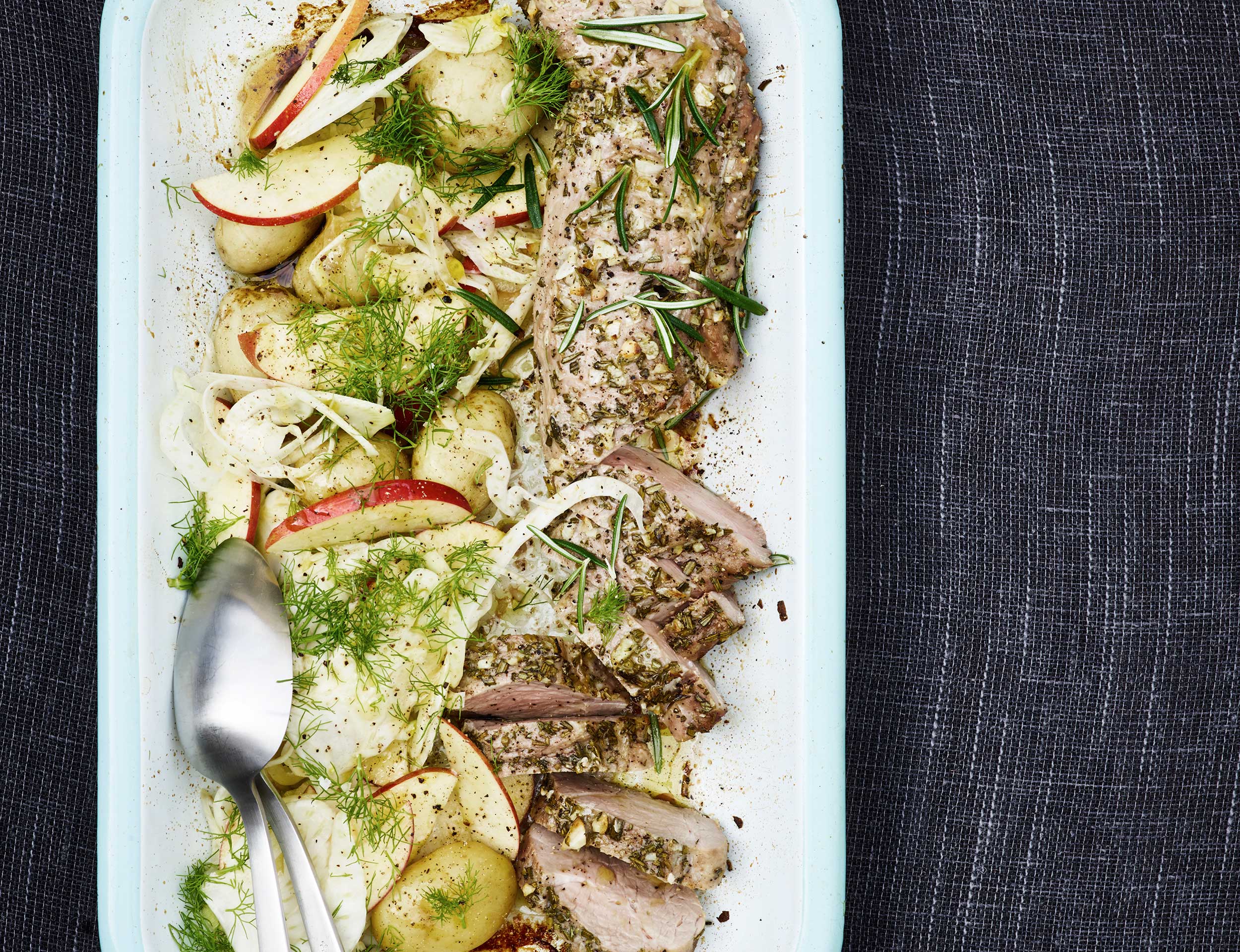 Krydret svinemørbrad og kartoffelsalat med fennikel og æble