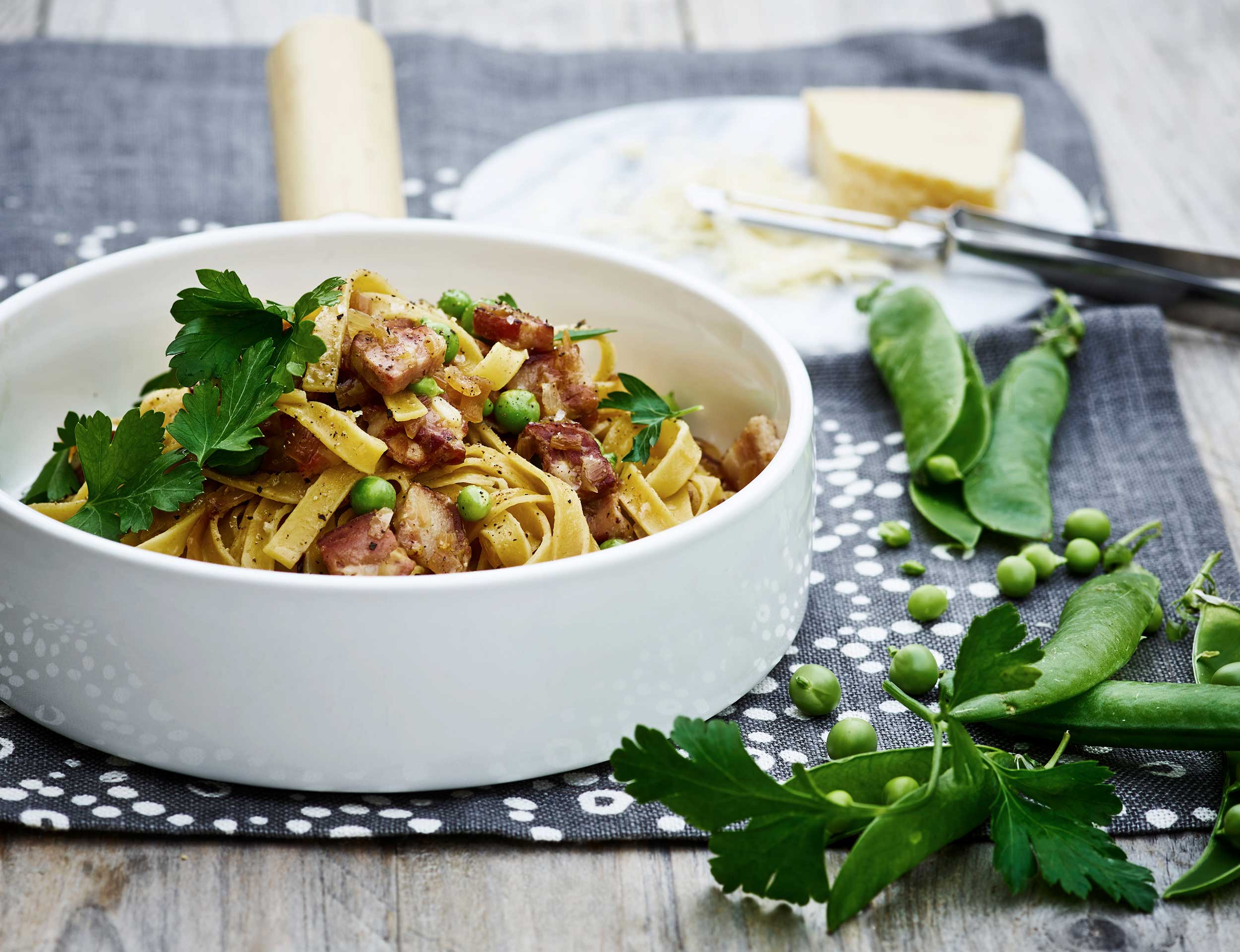 Pasta med bacon, citron og friske ærter