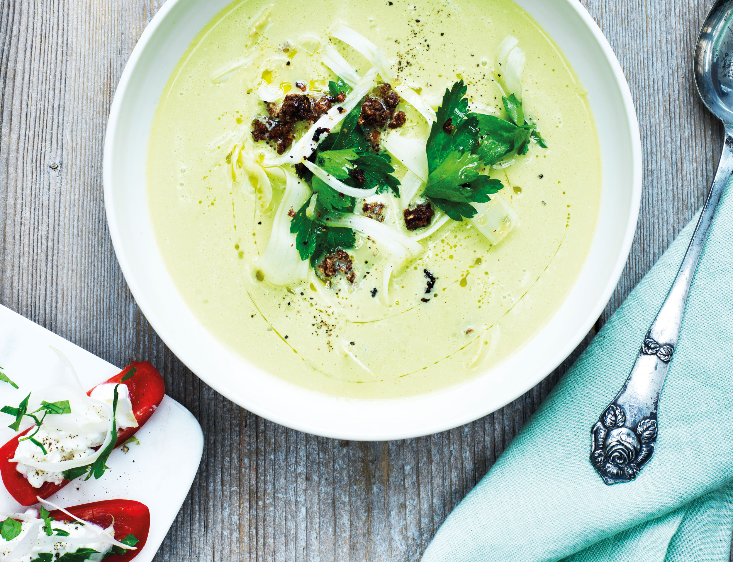 Kold agurkesuppe med ærter og peberfrugt-snacks