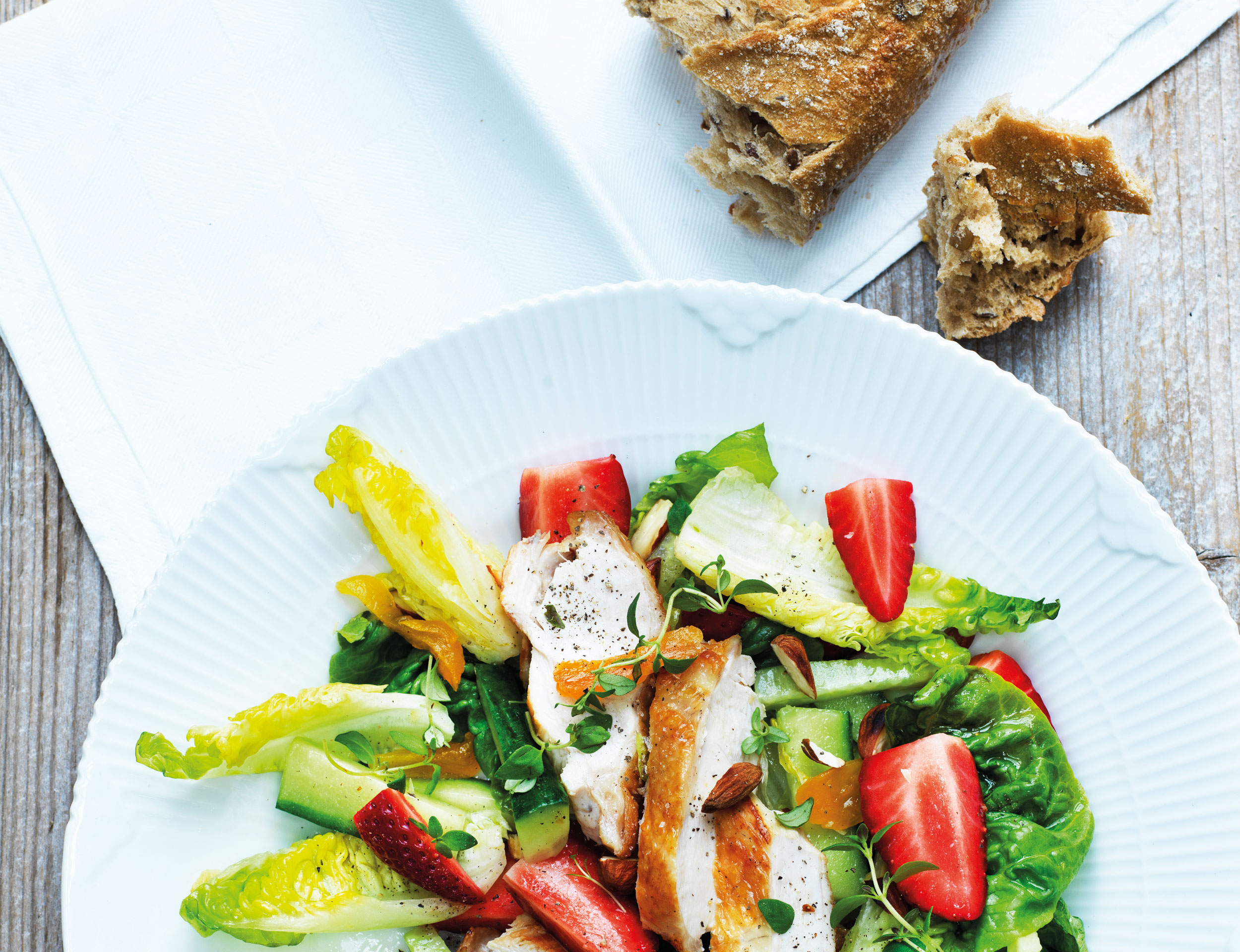 Sommersalat med jordbær og stegt kyllingebryst