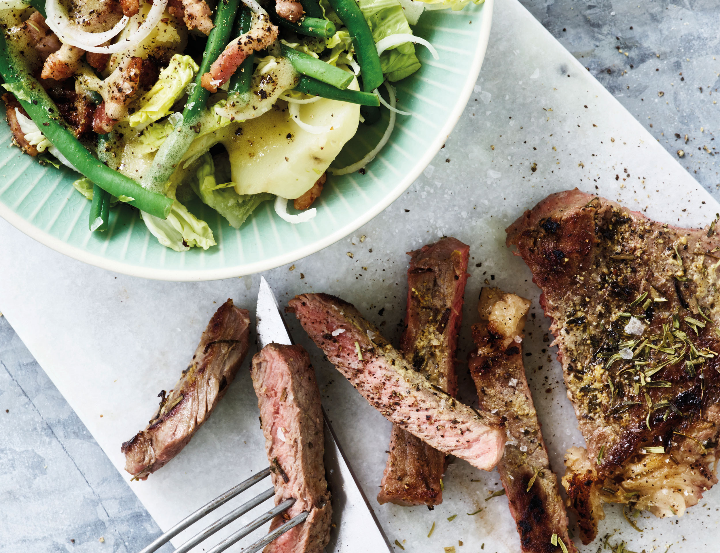 Krydret bøf og bønnesalat med bacon