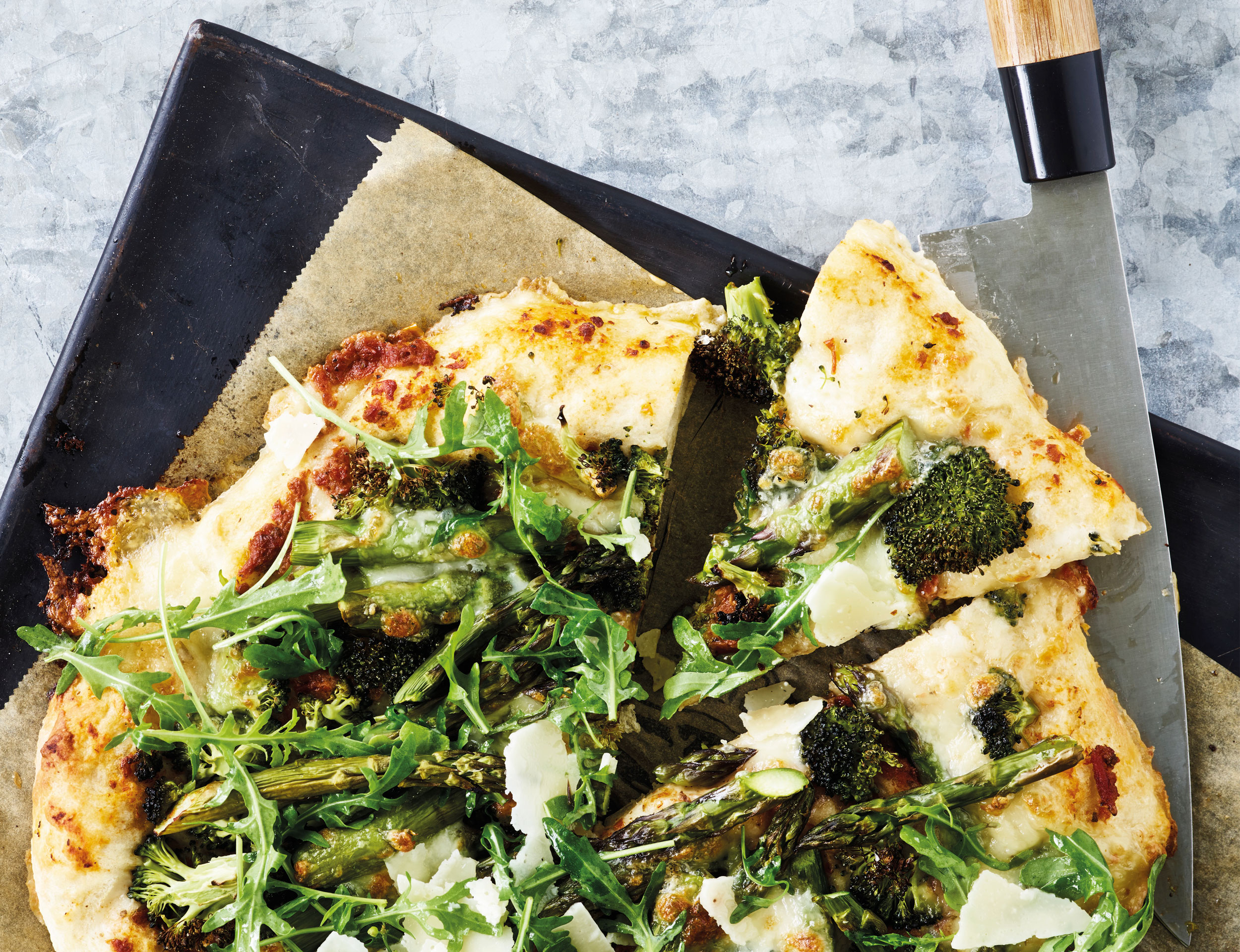 Pizza med broccoli og asparges