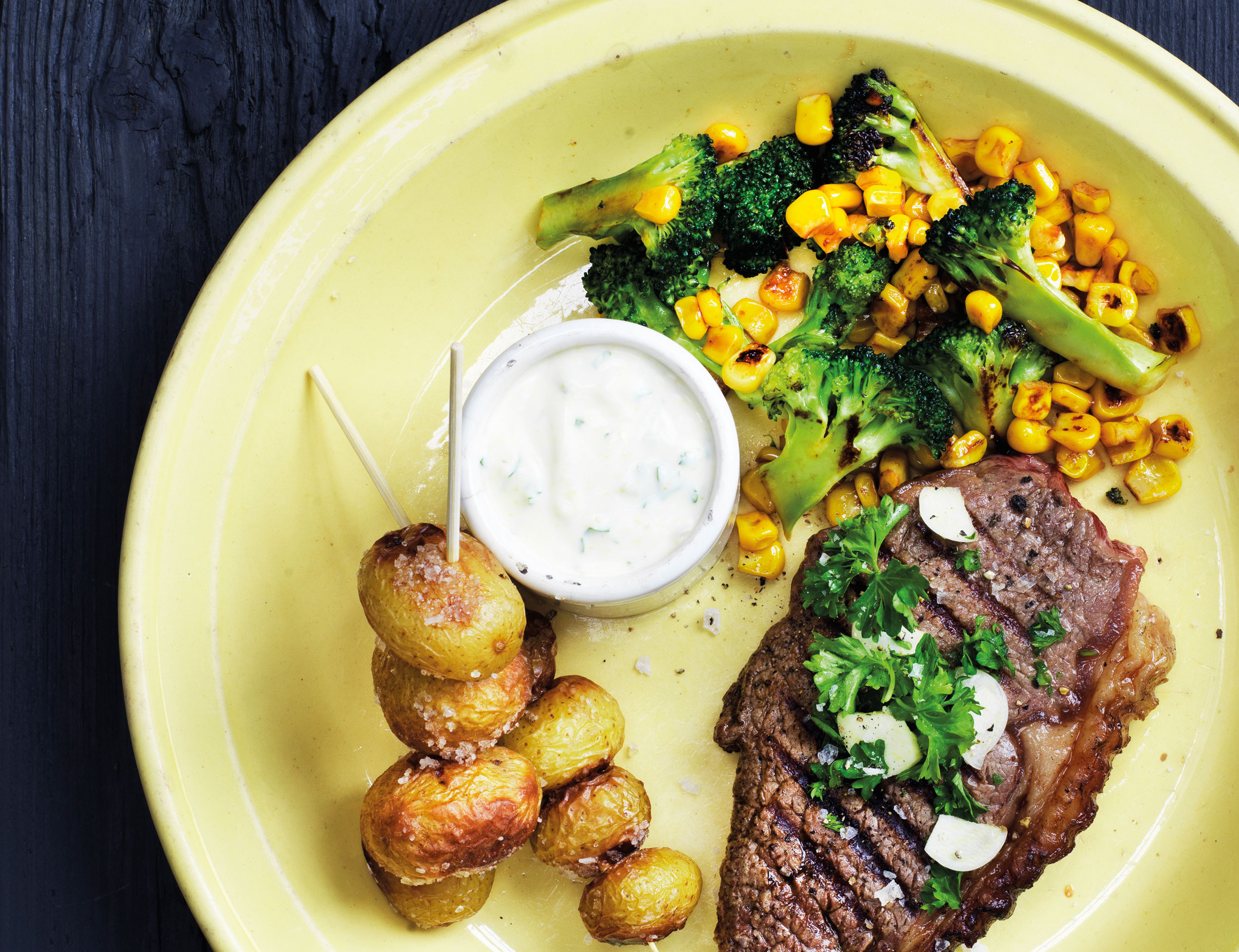 Bøf med stegte grøntsager og bagte kartofler