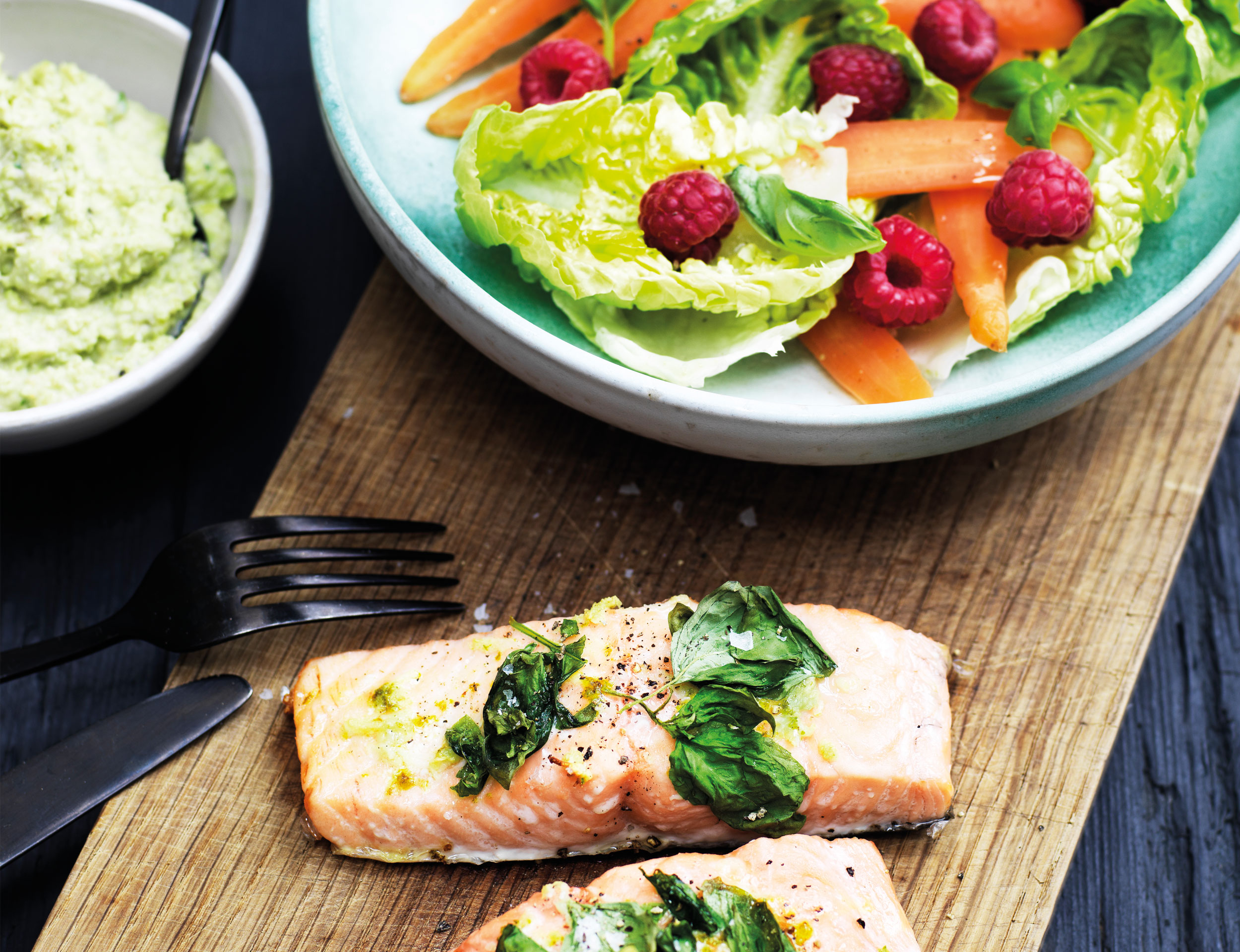 Laks med edamamebønnemos og salat med hindbær