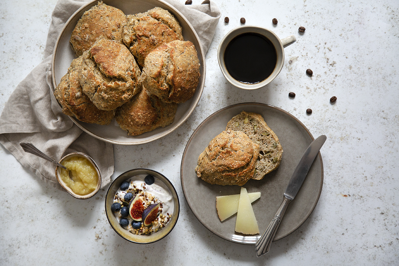 Koldhævede morgenboller med kaffegrums