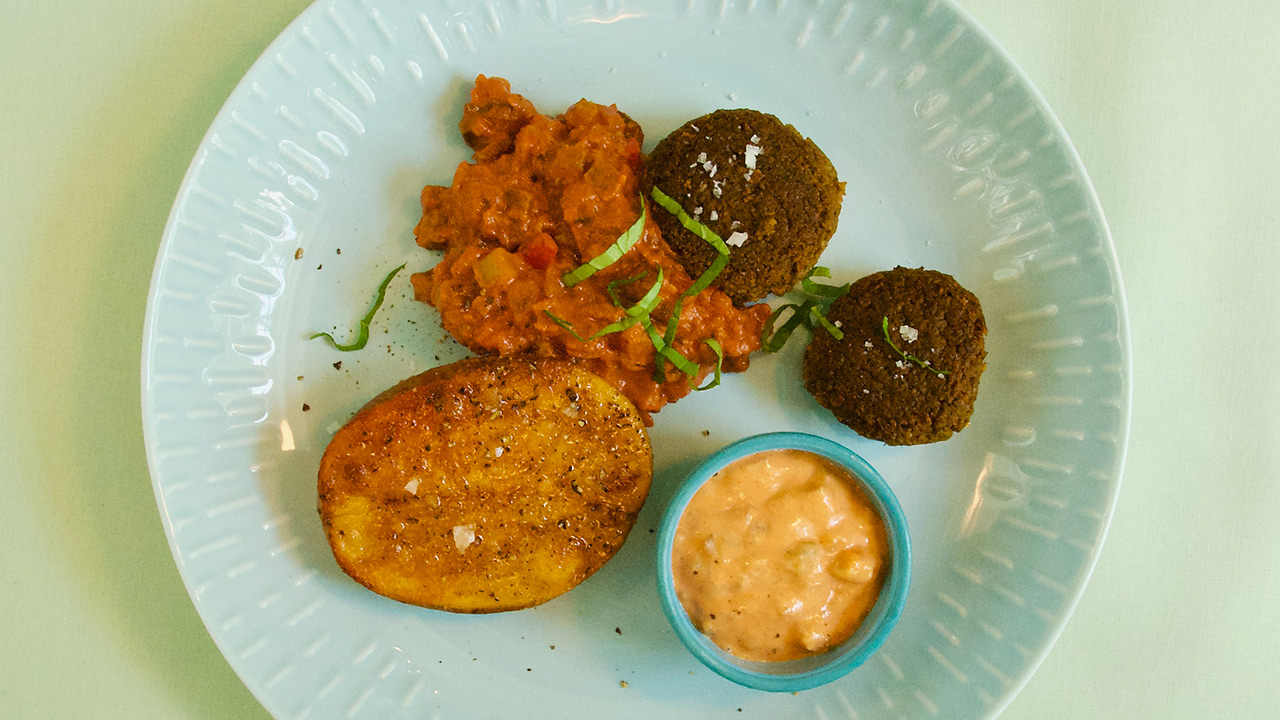 Tofuboller i tomatsauce med bagte kartofler