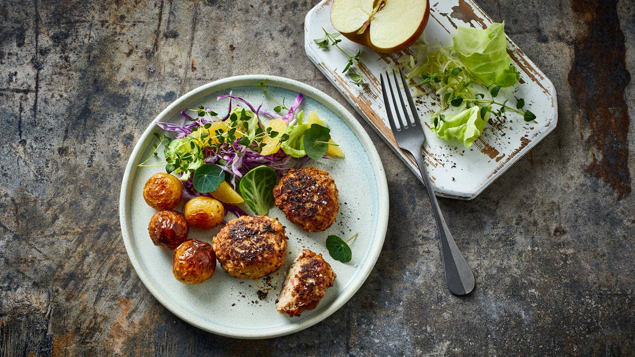 Julefrikadeller med ristede kartofler og salat