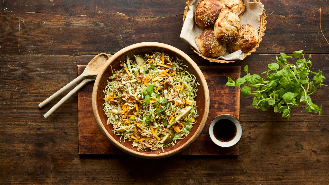 Spidskålssalat med hvedekerner, tørret mango og pærer