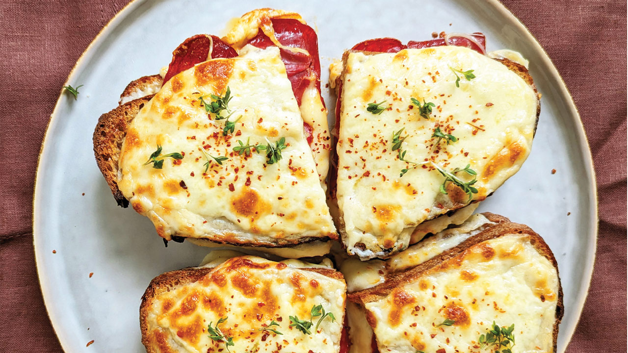 Croque monsieur med lufttørret krydret oksekød