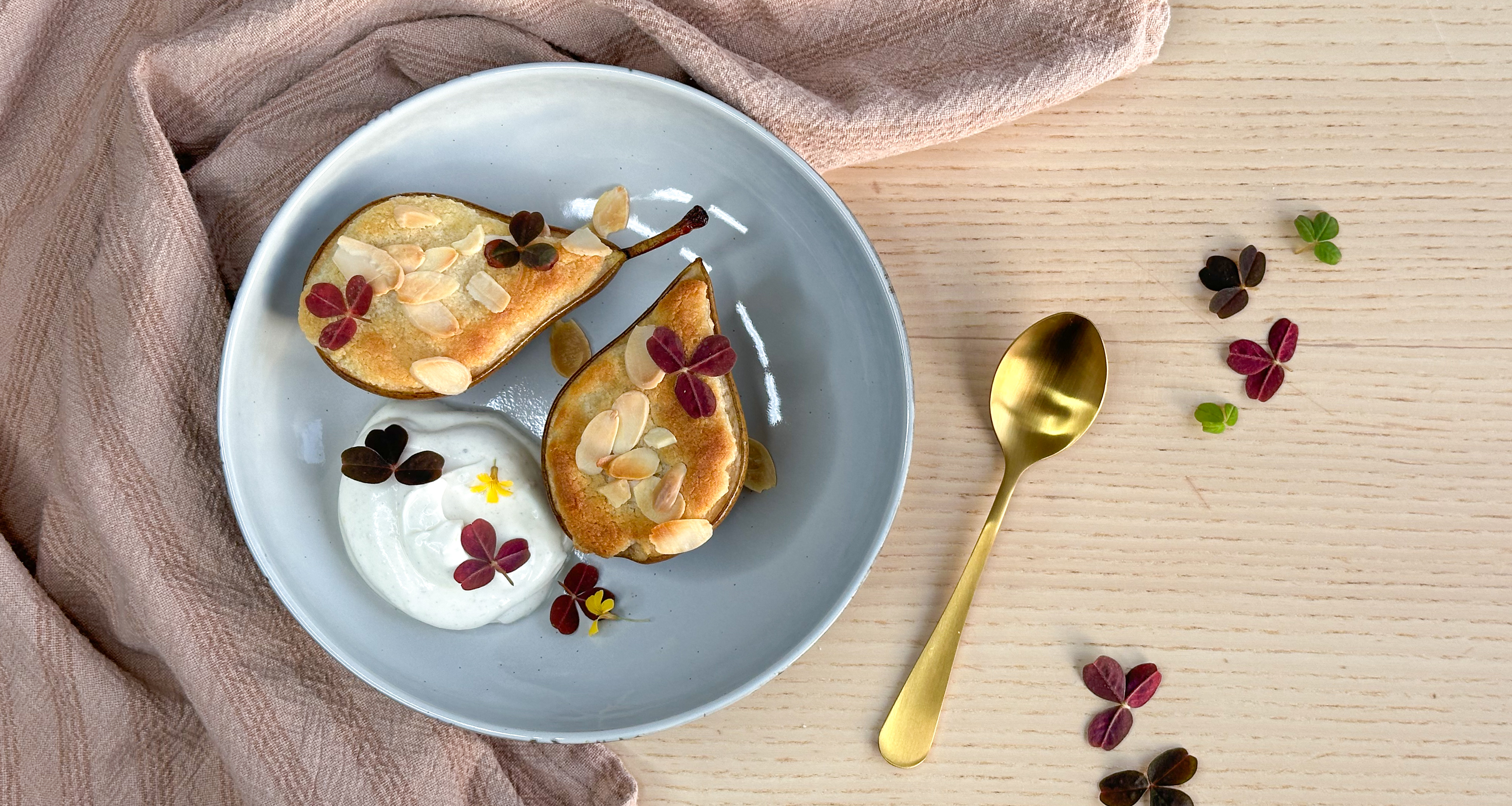 Bagte pærer med marcipan og kardemommecreme