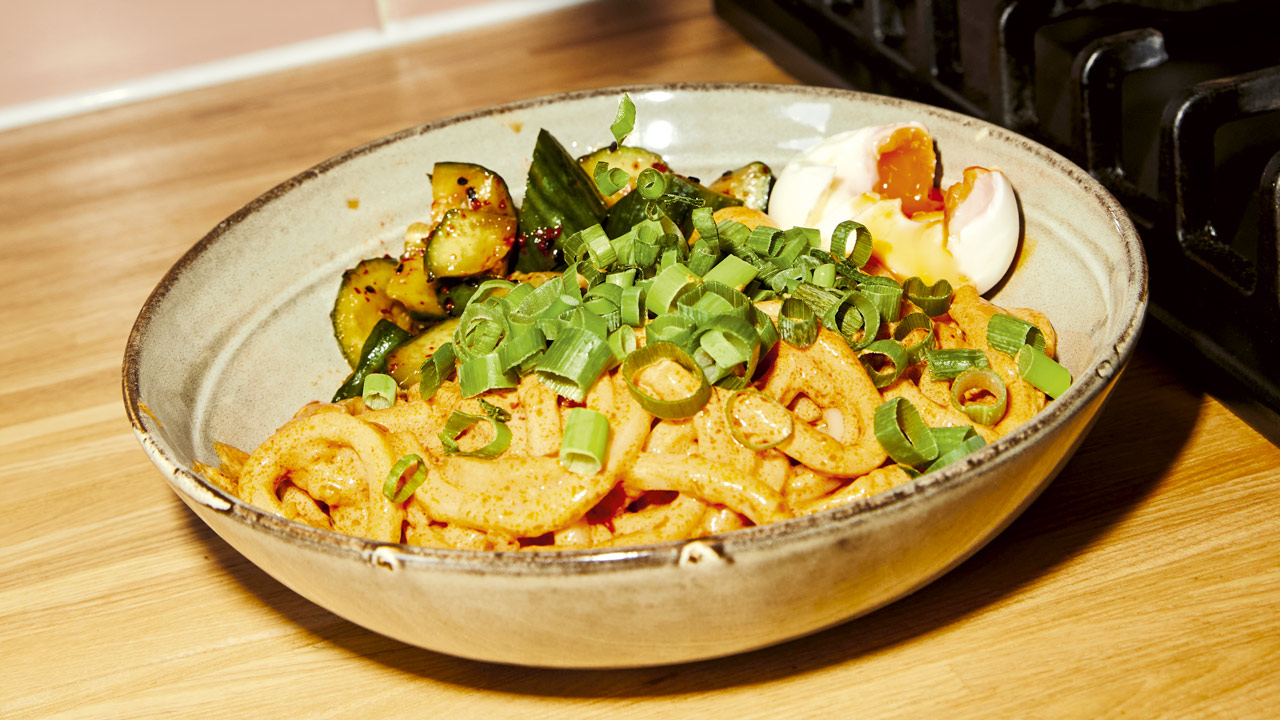 Udon nudler med stærkt hvidløgssmør og knust agurk