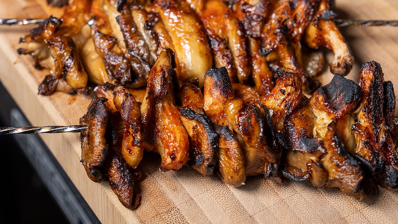 Østershatte på grillspyd med syltet grøn tomatsalsa