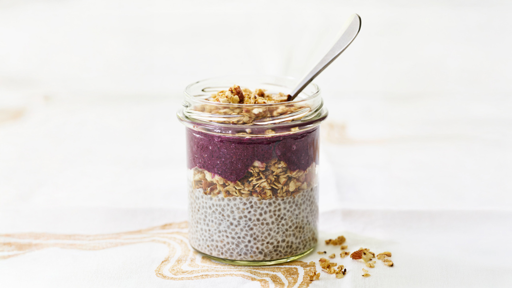 Chiagrød med blåbærmousse og granola | Samvirke