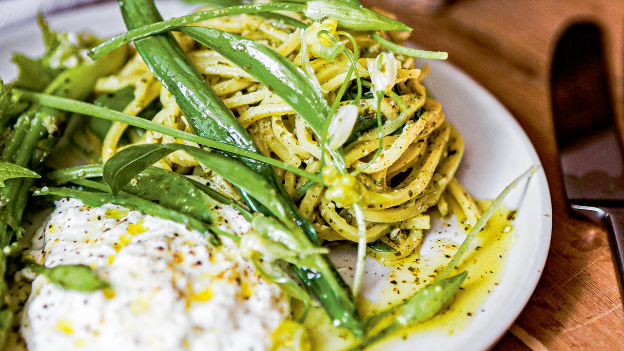Pastapesto med ramsløg og burrata