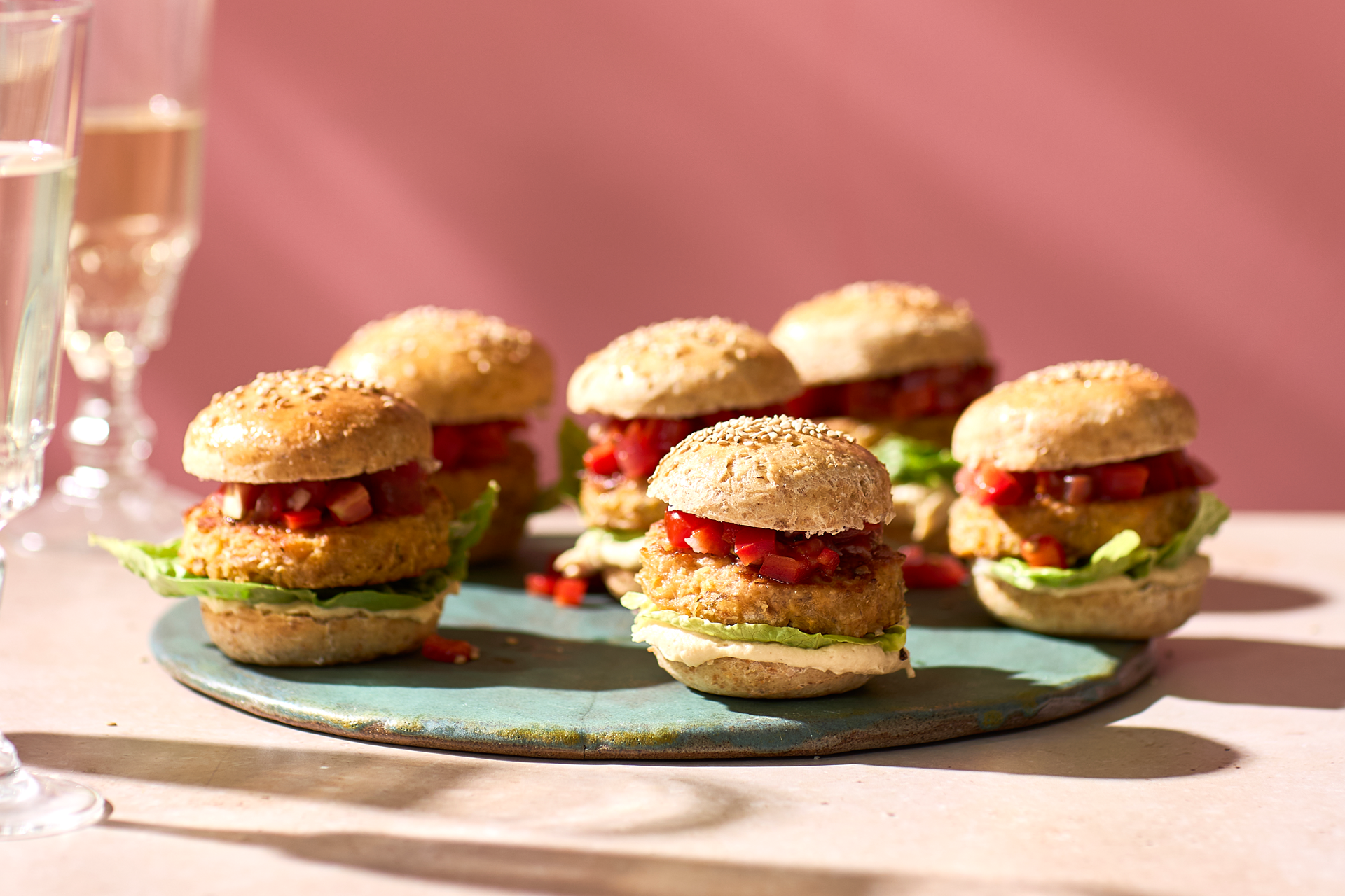 Mini sliders med linsebøf, salsa og hummus