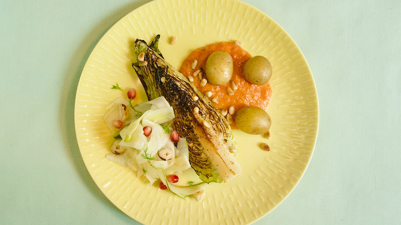 Stegt spidskål med rød pebersauce, kartofler og pære-fennikelsalat