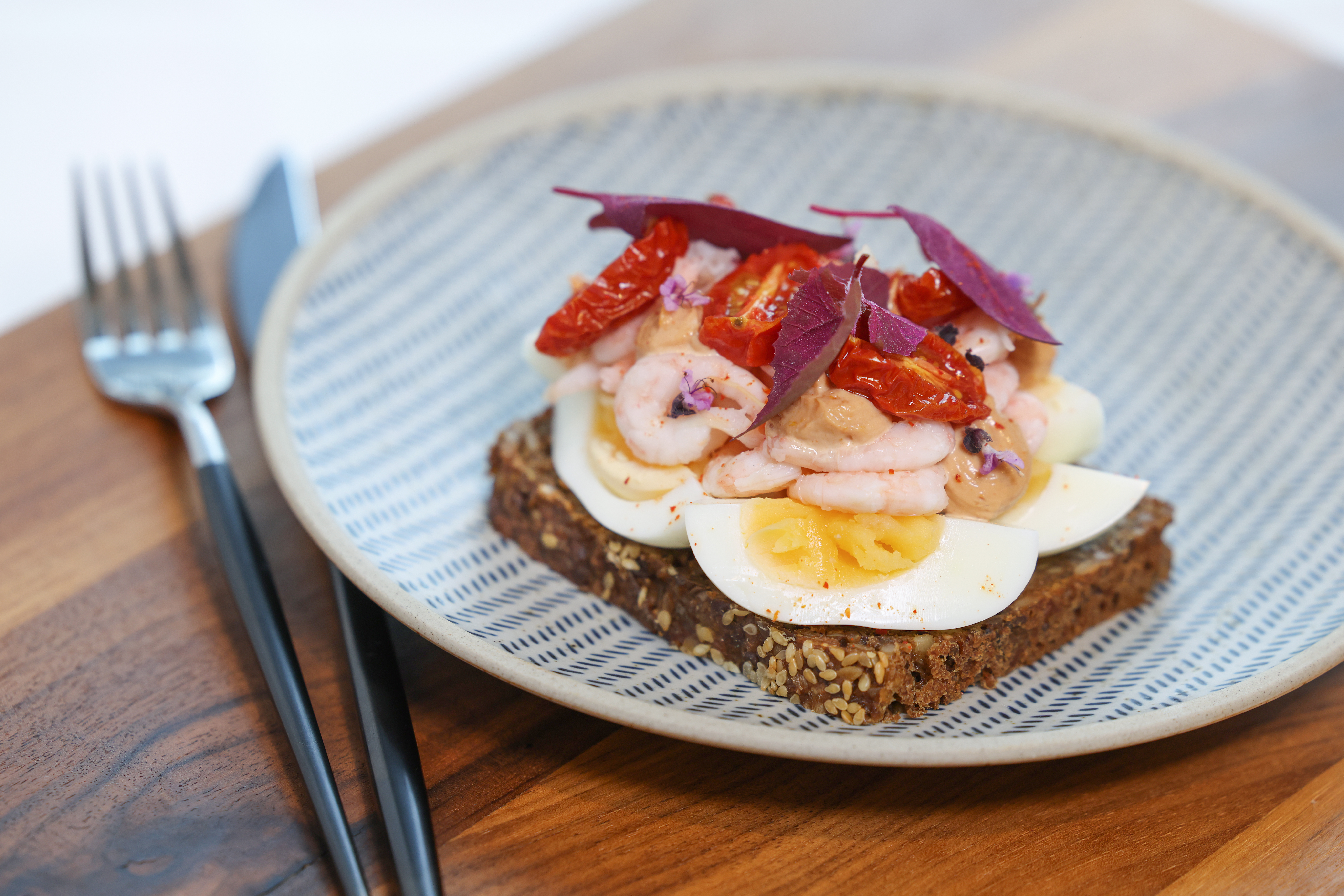 Æg og rejer på rugbrød med tomatmayonnaise, tørrede cherrytomater og rødmelde