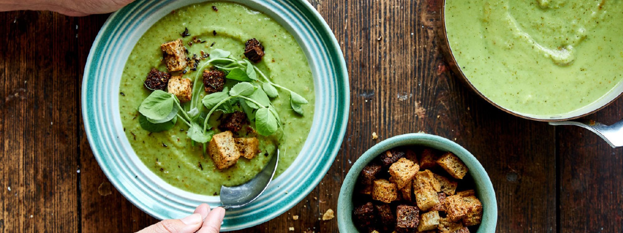Ærtesuppe med broccoli og fuldkornsknas