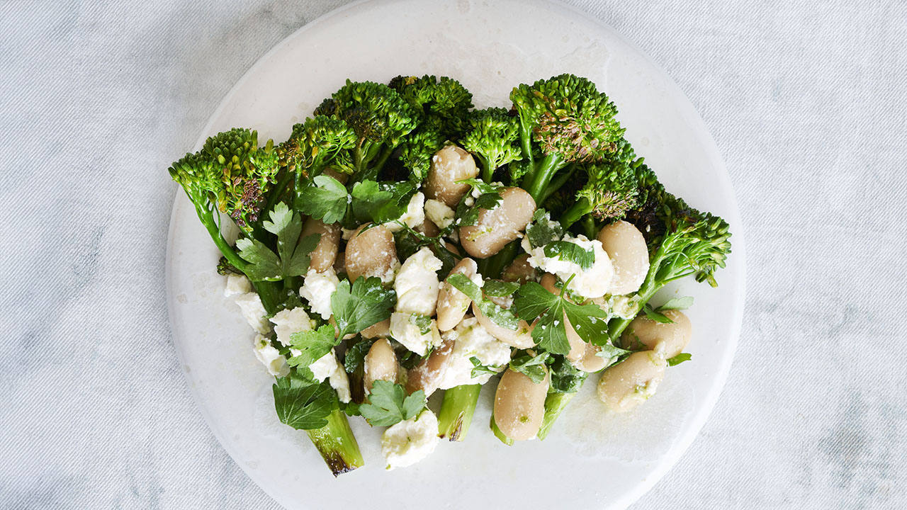 Aspargesbroccoli med hvide bønner, chili, lime og feta