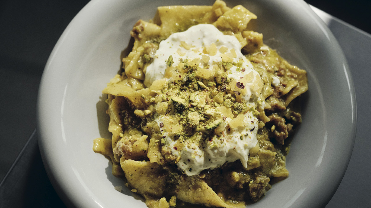 Pasta med pistacie, salsiccia og stracciatella
