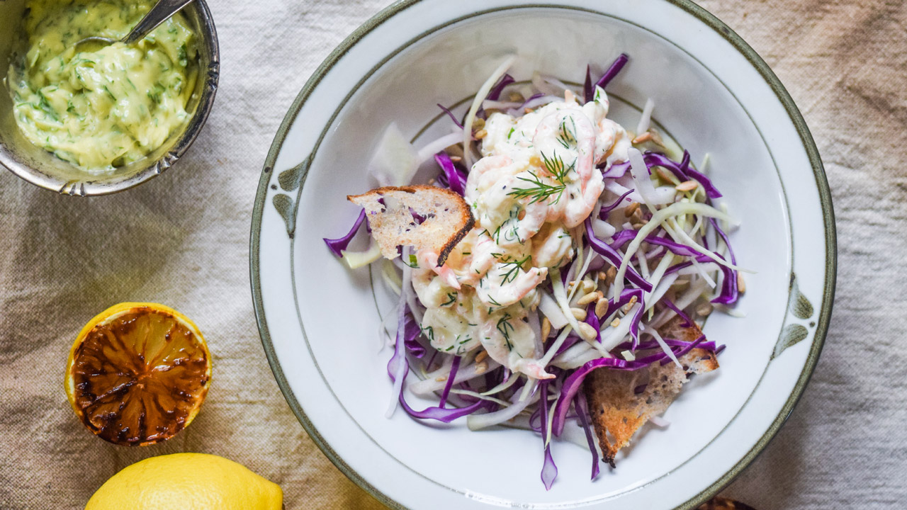 Skagenröra med hjemmelavet dildmayonnaise på knasende kål