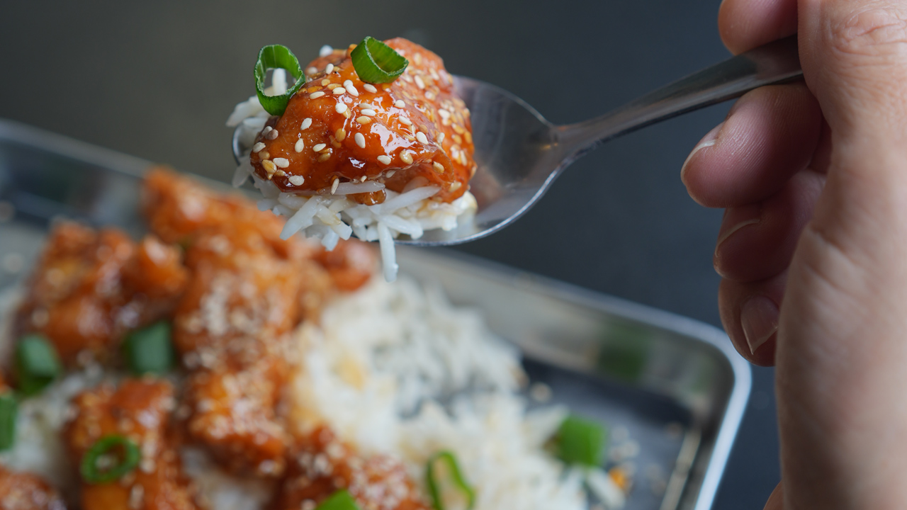 Crispy orange chicken med ris