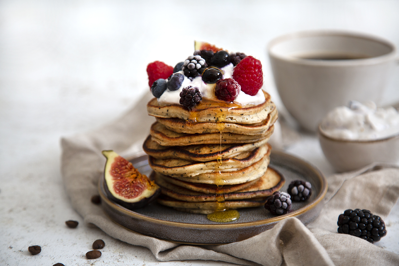 Brunchpandekager med kaffe og blåbær ricottacreme