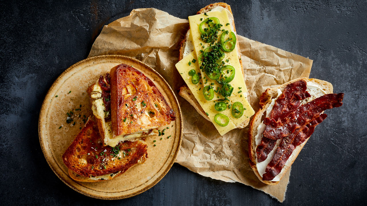 Grillet chili-cheese-toast med bacon og jalapenos