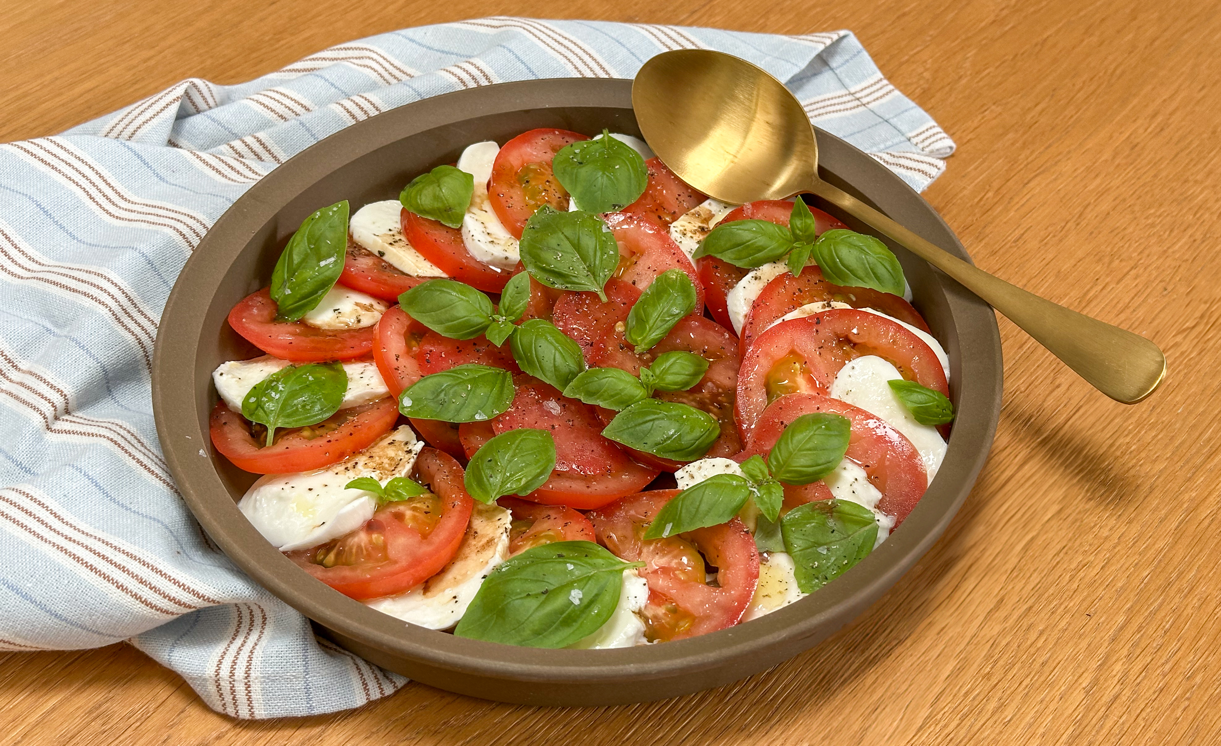 Tomatsalat med mozzarella og basilikum
