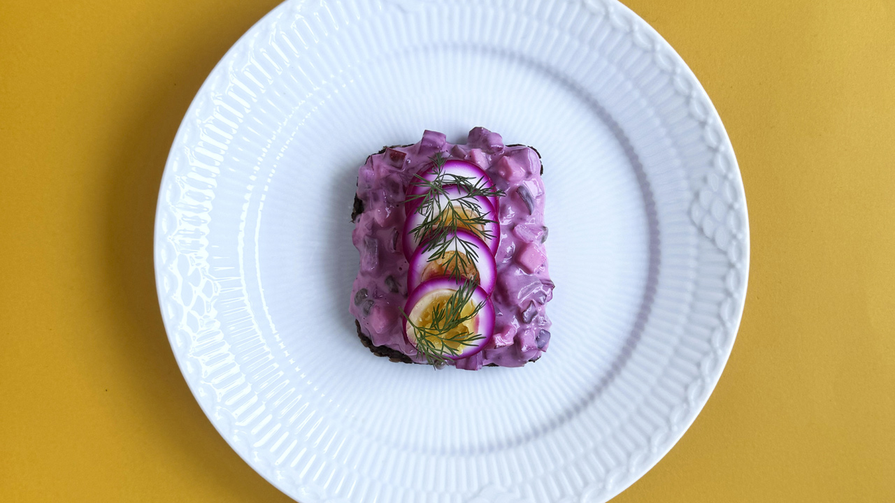 Smørrebrød med rødbedesyltede æg og sildesalat