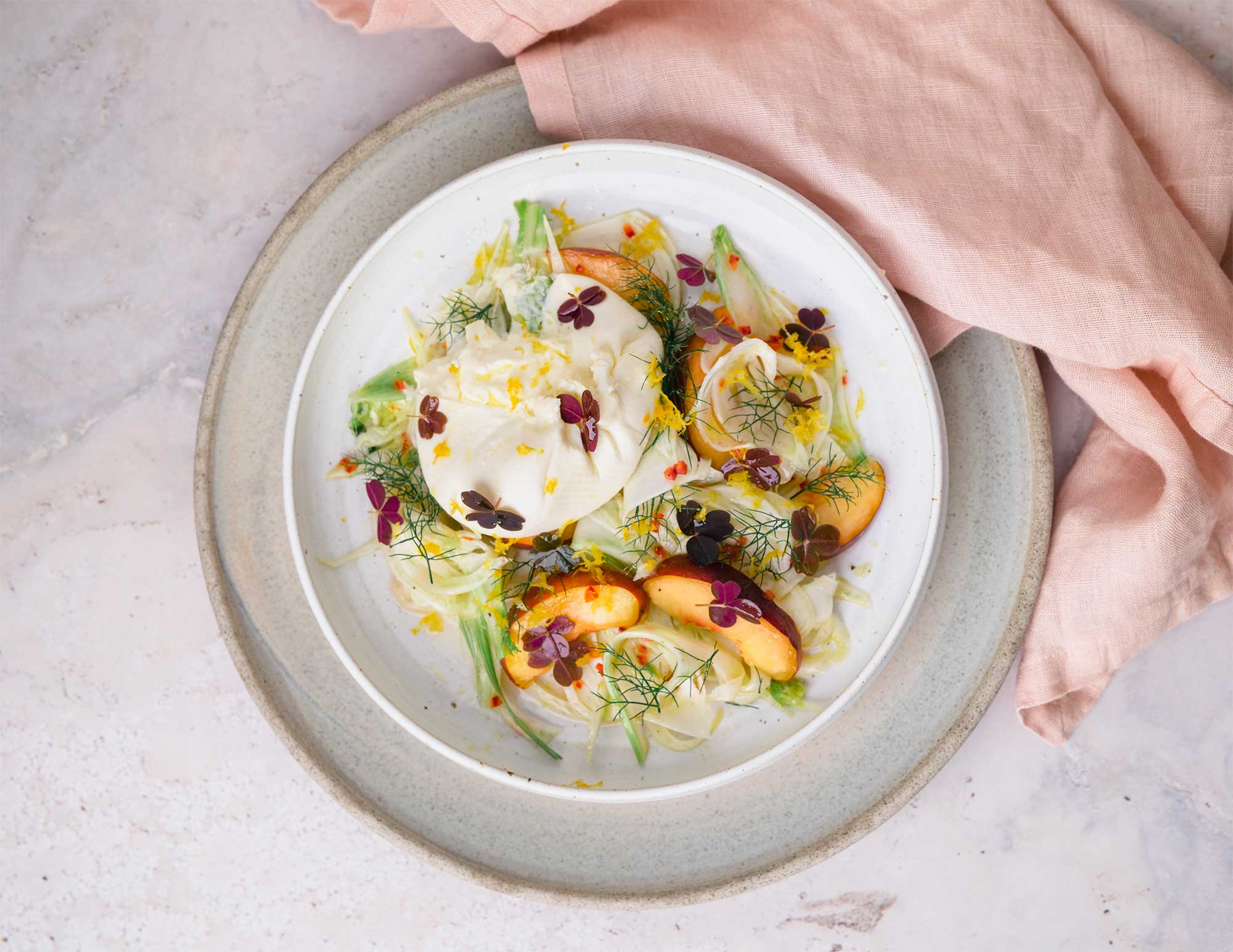 Fennikel og fersken med burrata