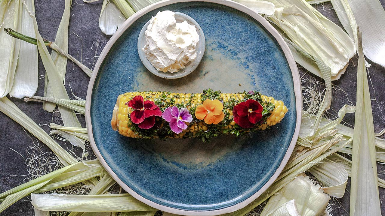 Majs med urter og hvidløgssmør