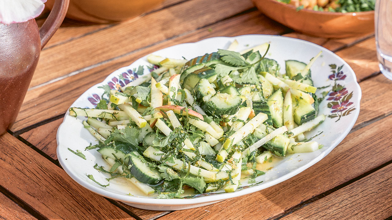 Frisk, krydret agurkesalat med æble