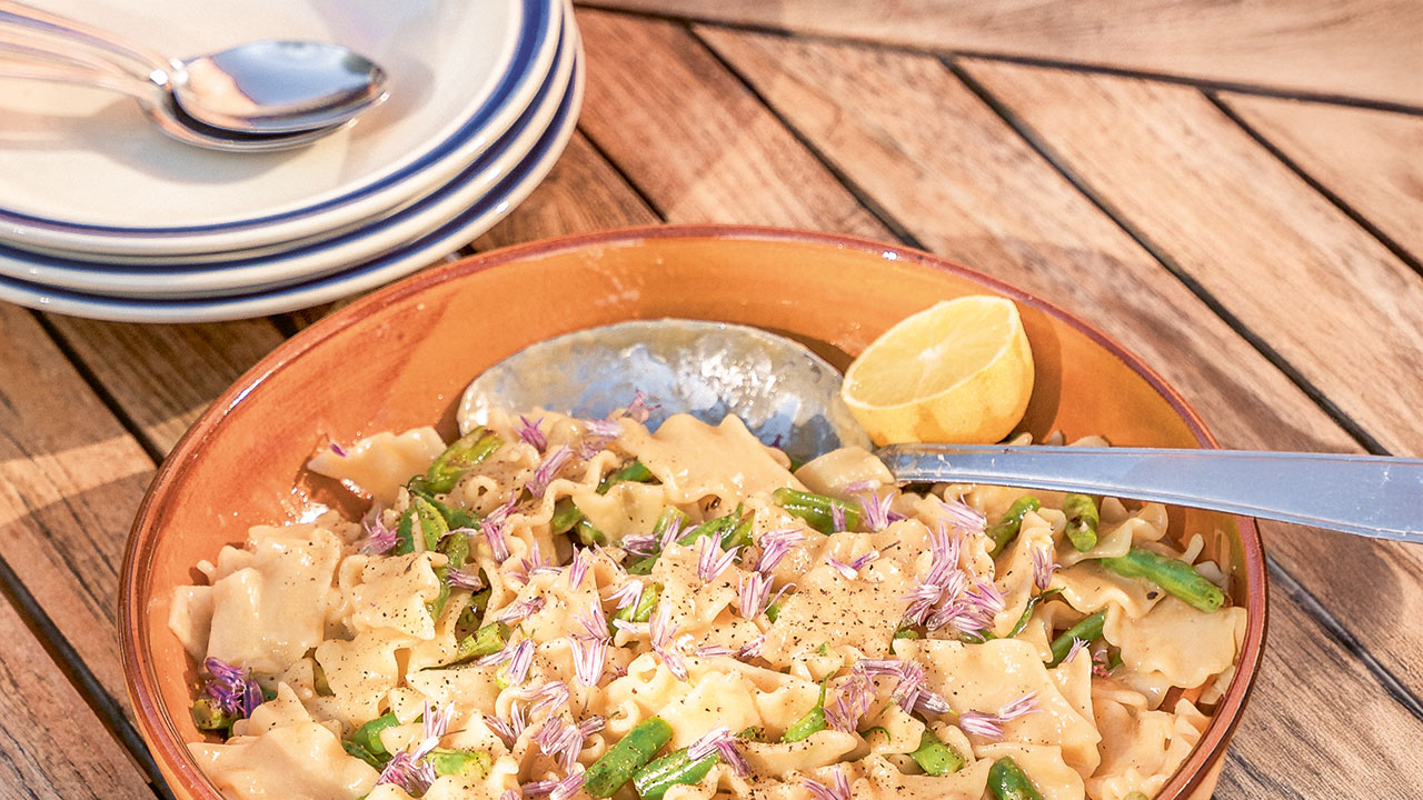 Pasta med misosmørsovs og grønne bønner