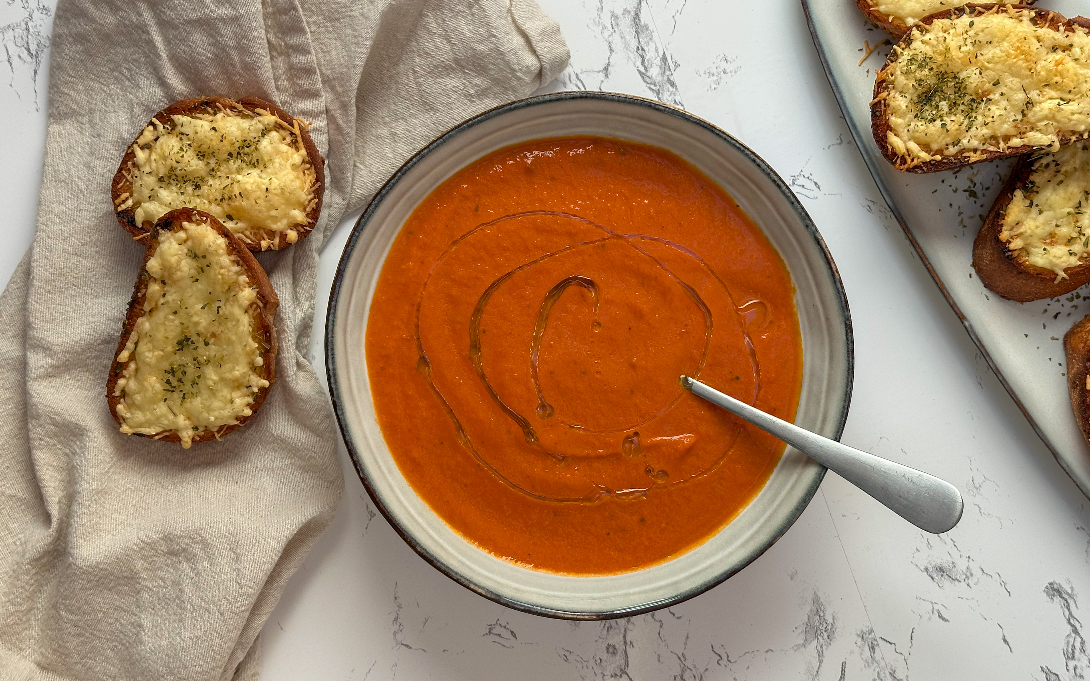 Tomatsuppe med hvidløgsbrød