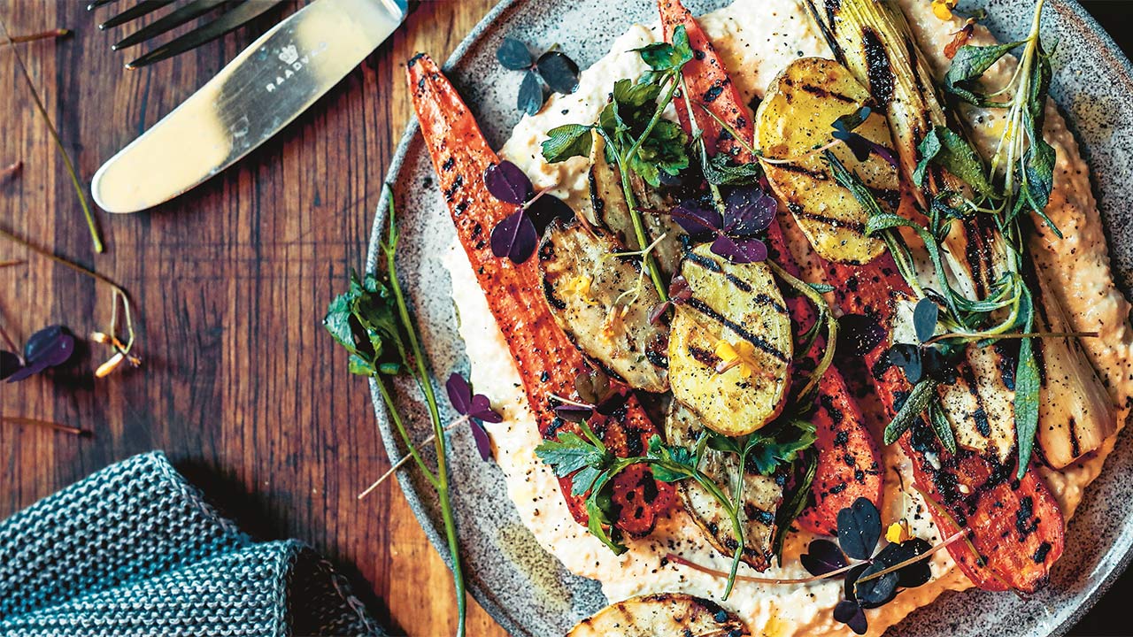 Grillet sommergrønt med hummus og urter