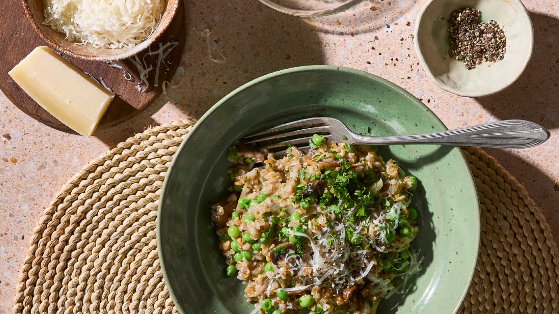 Bygotto med ærter, citron og svampe