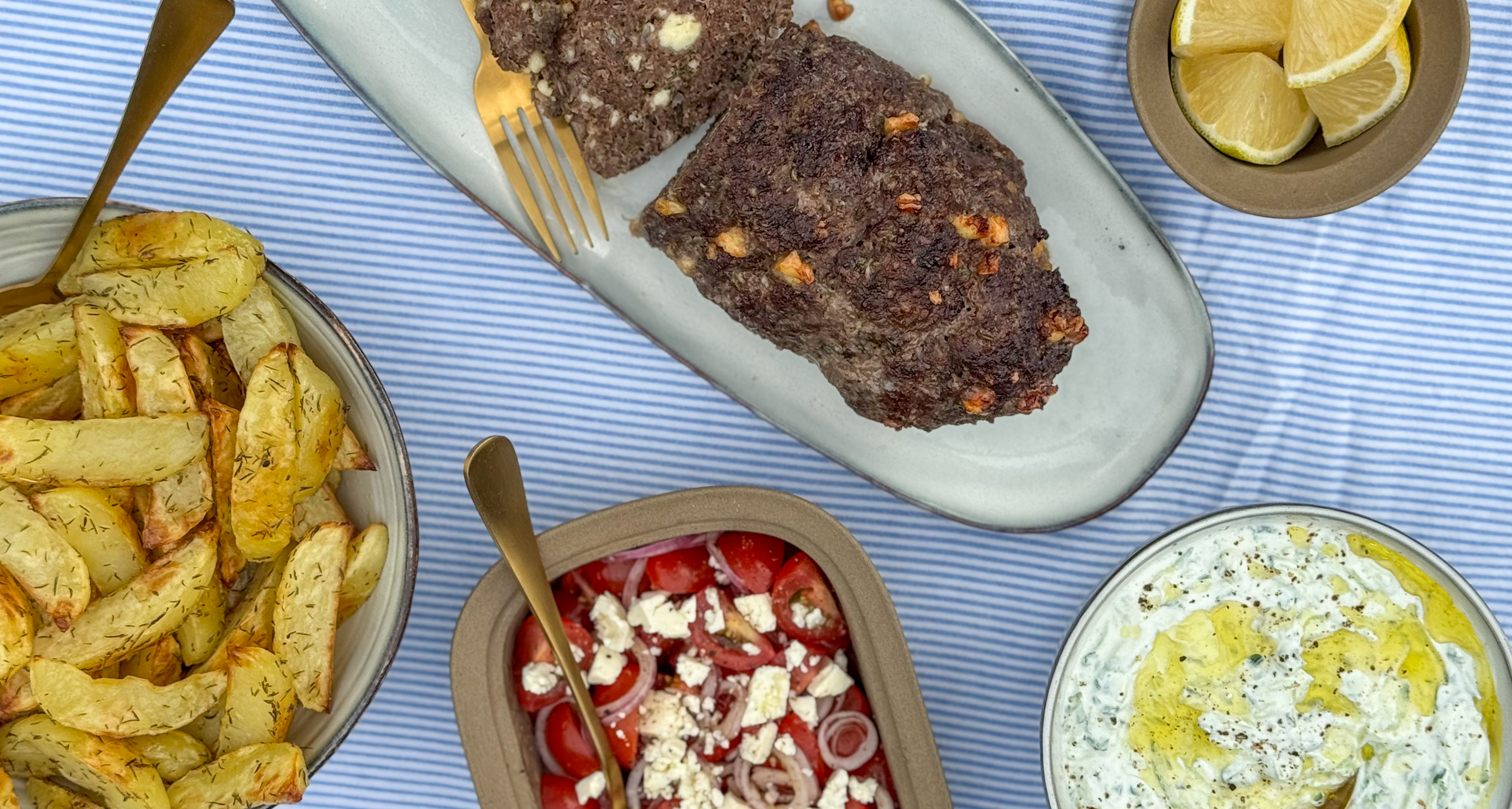 Græsk farsbrød med tzatziki og ovnstegte kartofler